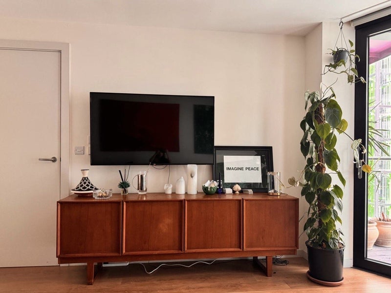 Flat Kirtling Street in Greater London