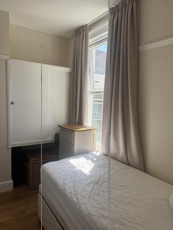 Room Lynton Road in Greater London
