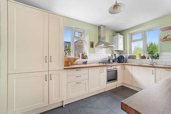 Flat Penshurst Road in Greater London