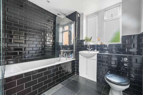 Flat Penshurst Road in Greater London