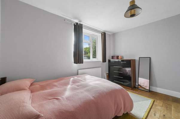 Flat Penshurst Road in Greater London