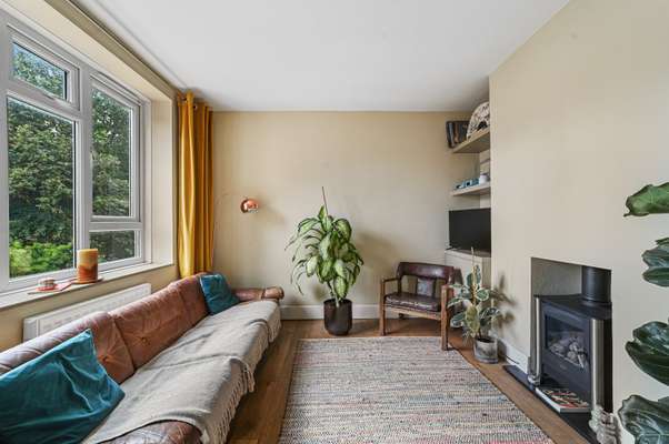 Flat Penshurst Road in Greater London