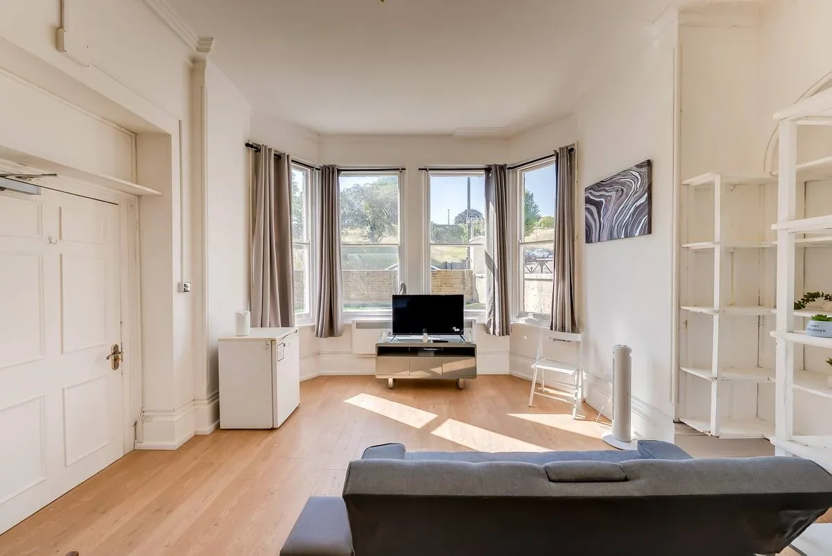 Room New Road Avenue in Chatham