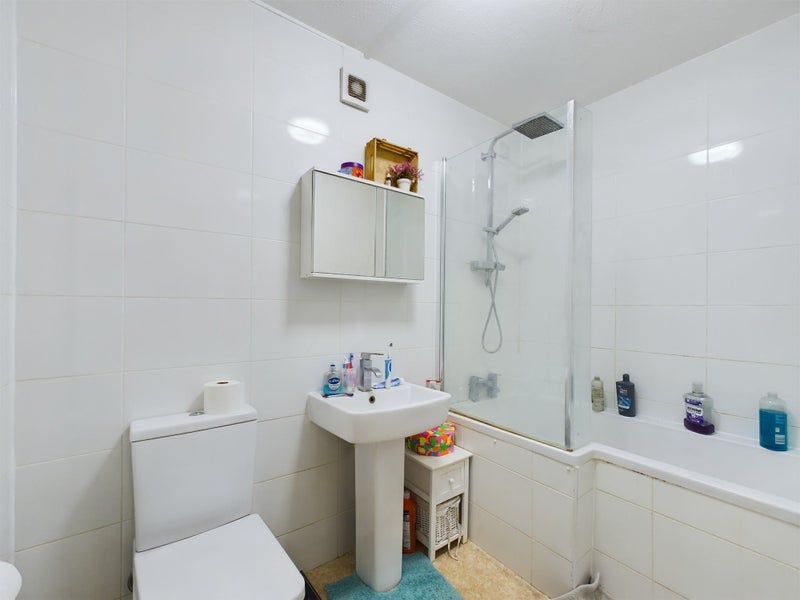 Room Bramlands Close in Greater London