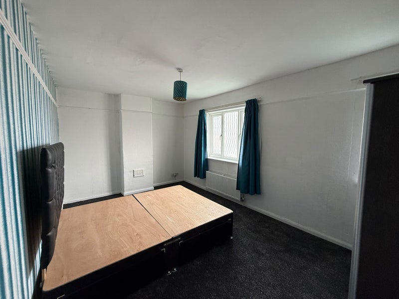 Room Thelwall Avenue in Manchester