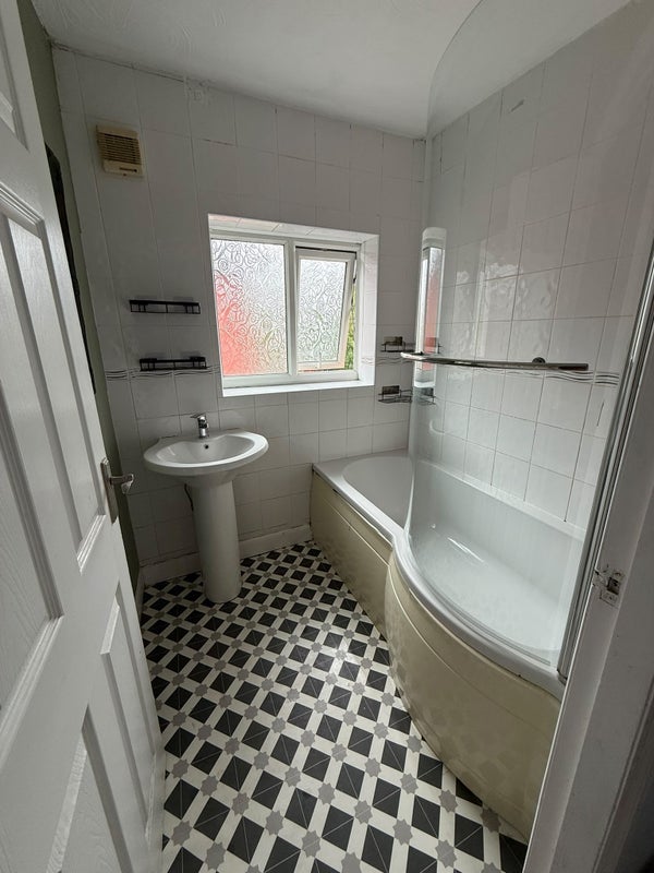 Room Thelwall Avenue in Manchester