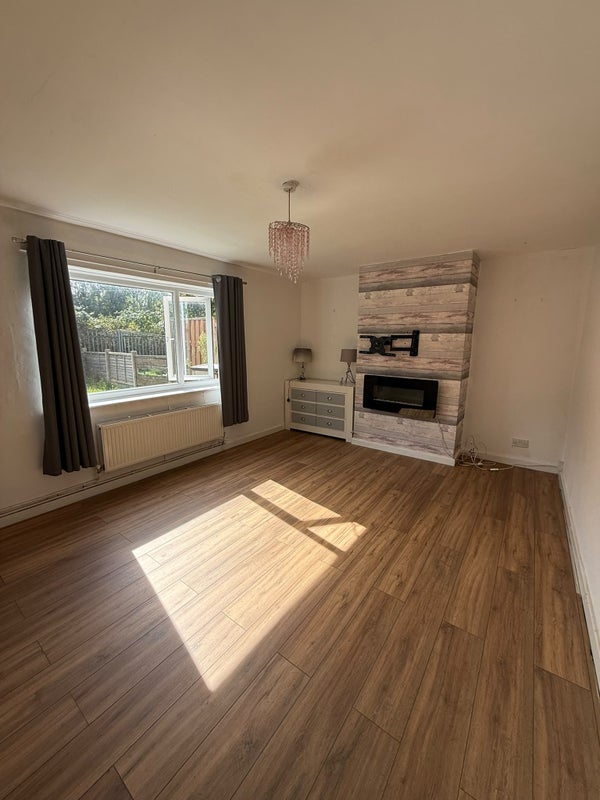 Room Thelwall Avenue in Manchester