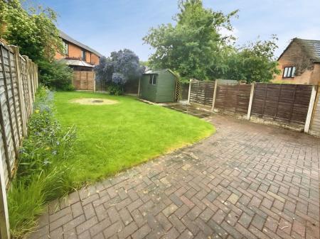 Flat Manor Court Drive in Lichfield