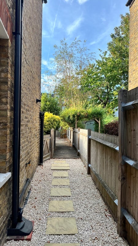Room Waldron Road in Greater London