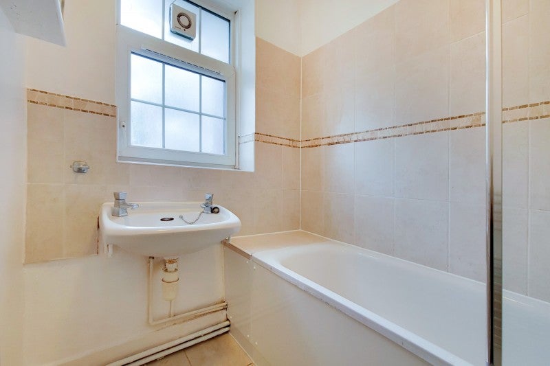 Flat Fountain Road in Greater London