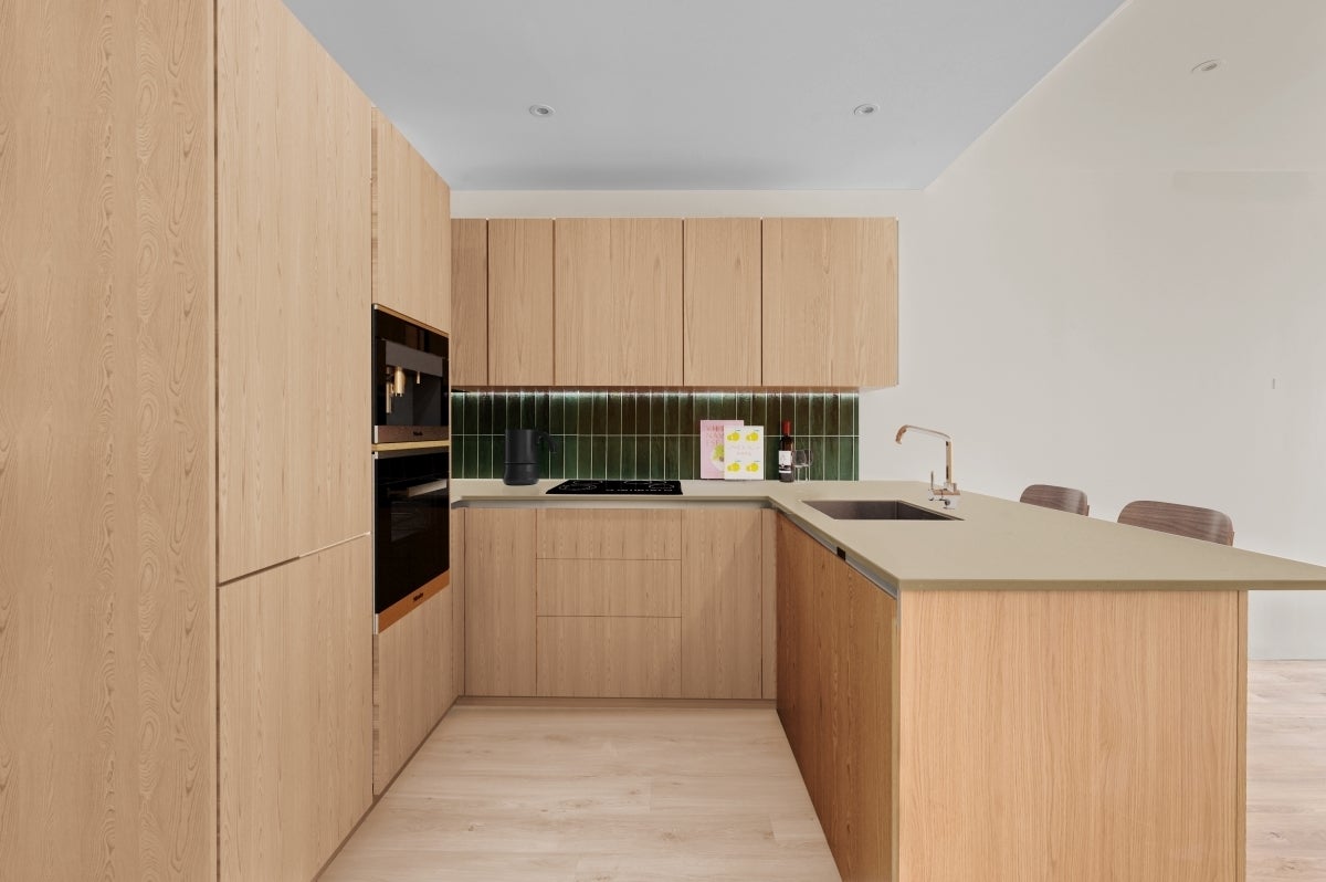 Flat Clements Road in Greater London