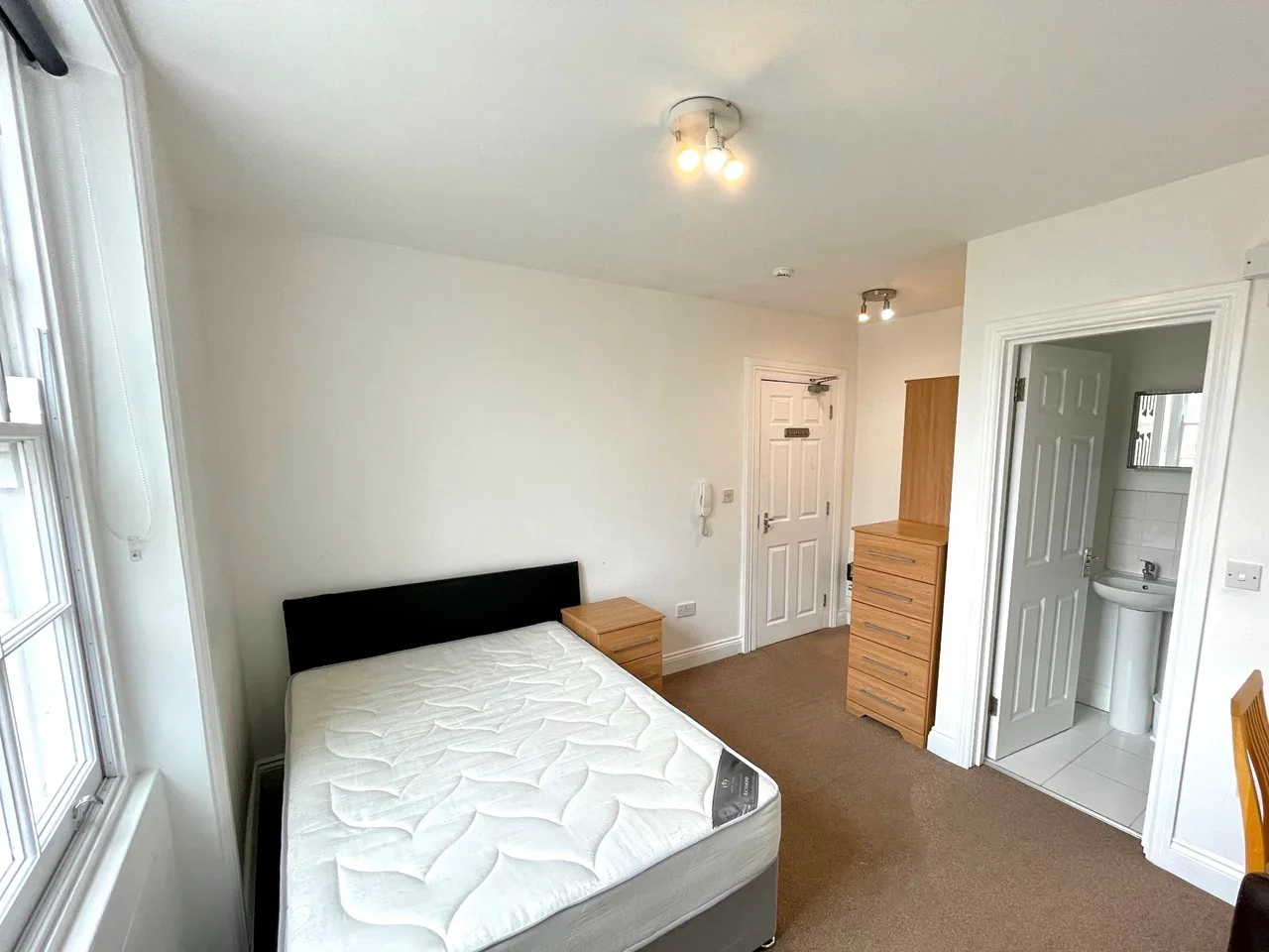 Flat Clapham Road in Greater London