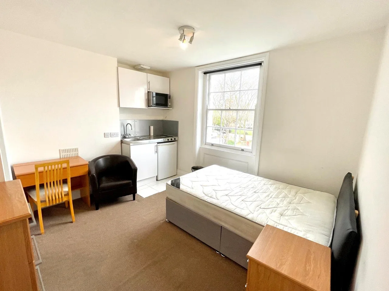 Flat Clapham Road in Greater London
