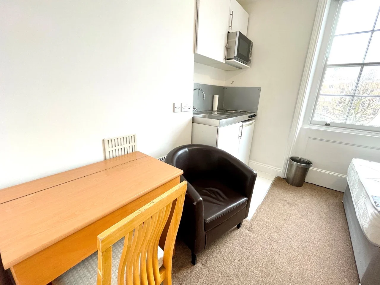 Flat Clapham Road in Greater London
