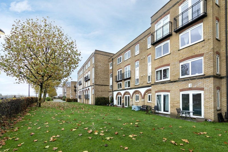 Room Ferguson Close in Greater London
