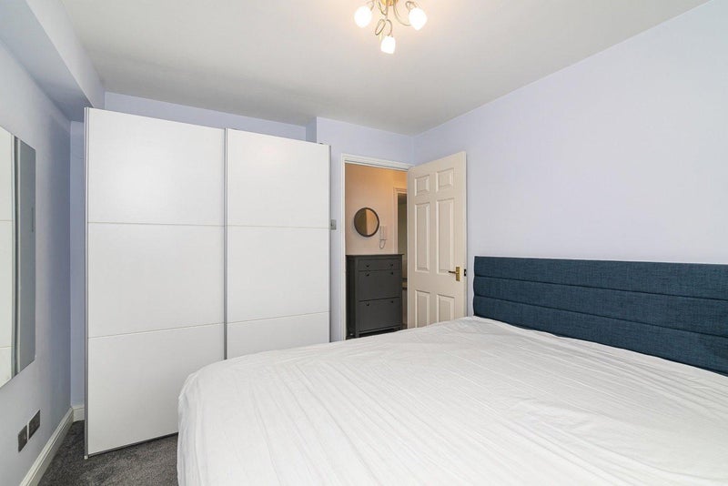 Room Ferguson Close in Greater London