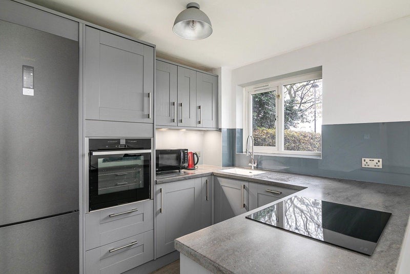 Room Ferguson Close in Greater London