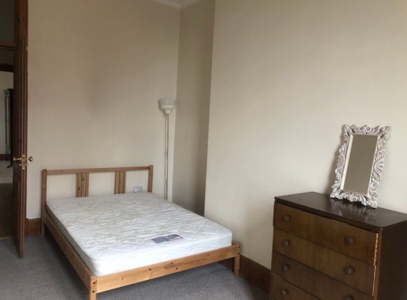 Room Whitehill Street in Glasgow