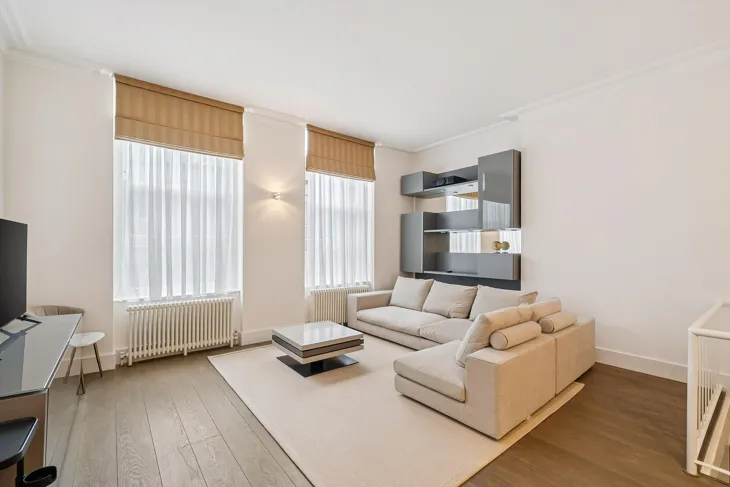 Flat Pont Street in Greater London