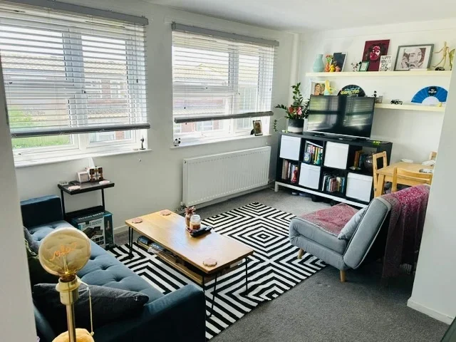 Flat Larch Close in Greater London