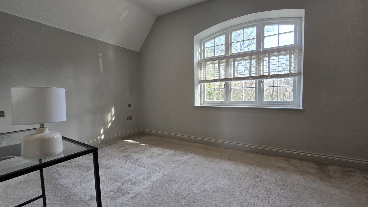 Flat Heathfield Road in Greater London