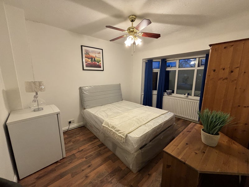 Room Tamworth Lane in Greater London