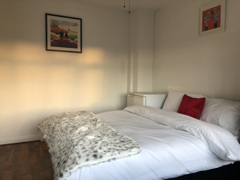 Room Tamworth Lane in Greater London