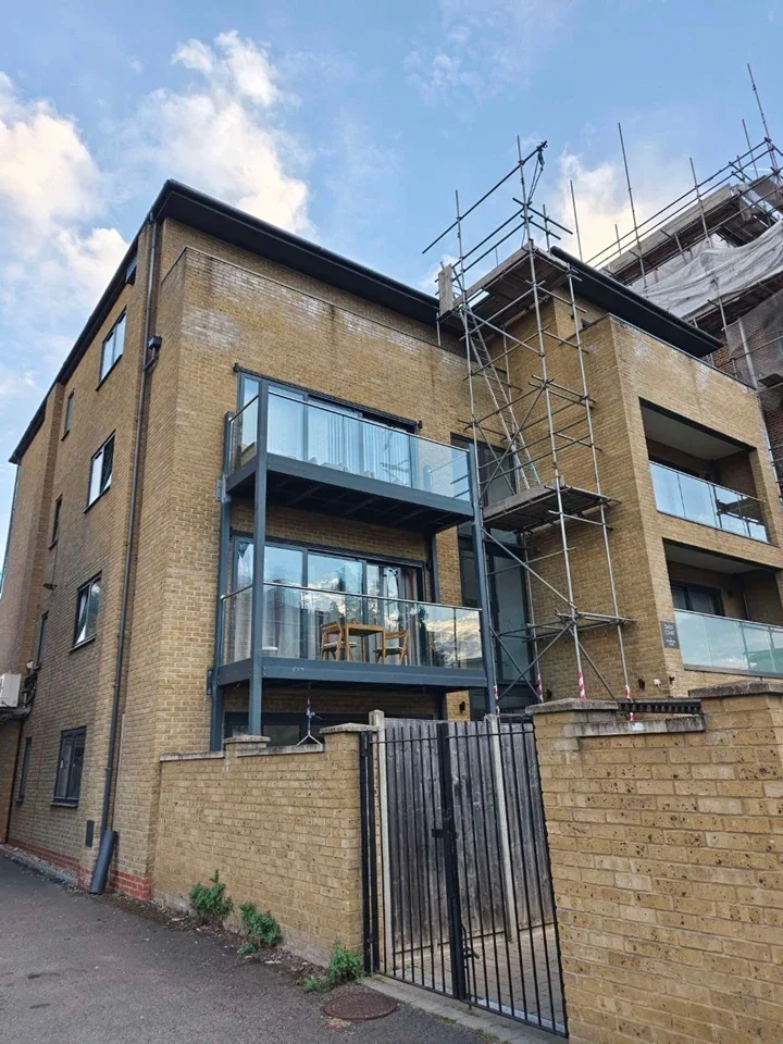 Flat Brownlow Road in Greater London