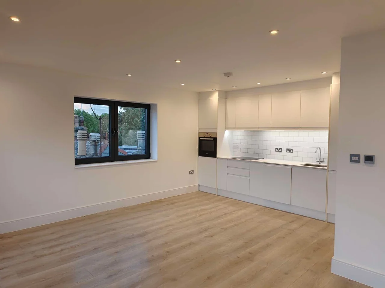 Flat Brownlow Road in Greater London