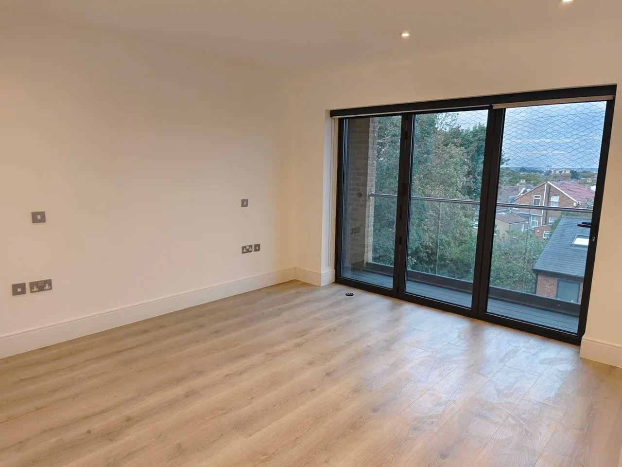 Flat Brownlow Road in Greater London