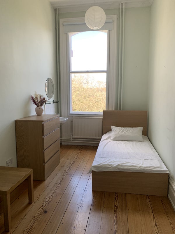 Room Aigburth Drive in Liverpool