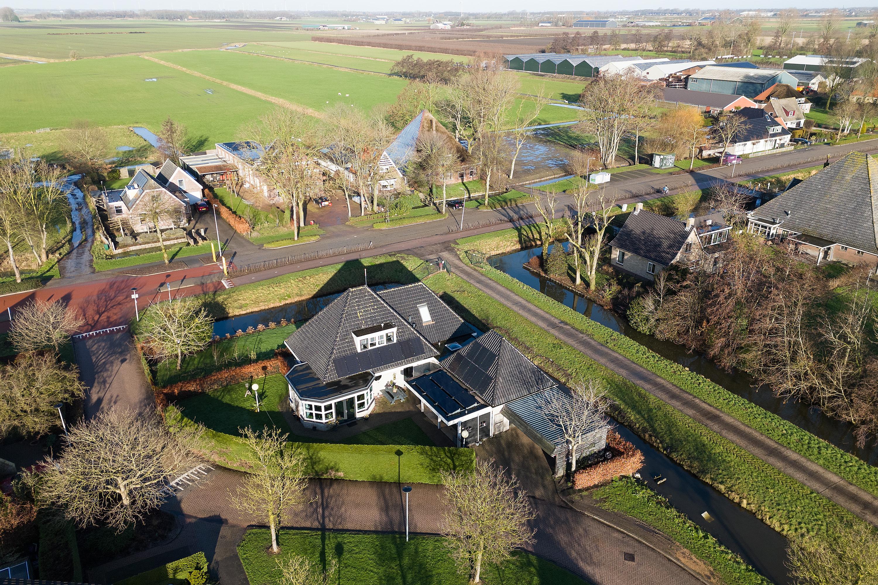 De Gracht 1 in Zwaagdijk-Oost