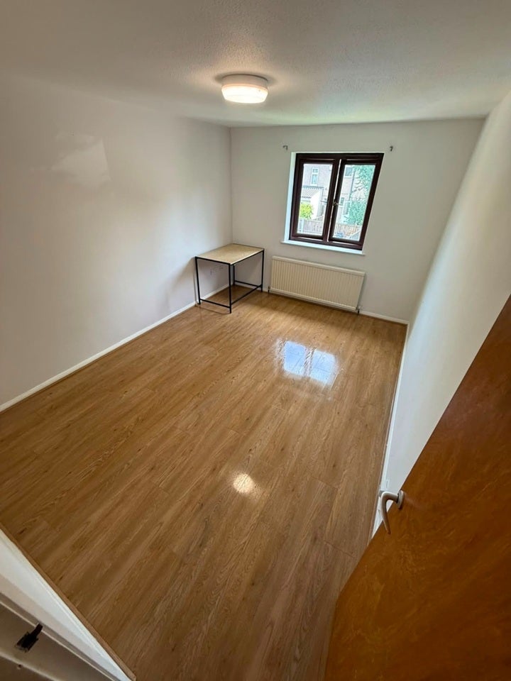 Flat Kilmarnock Gardens in Greater London