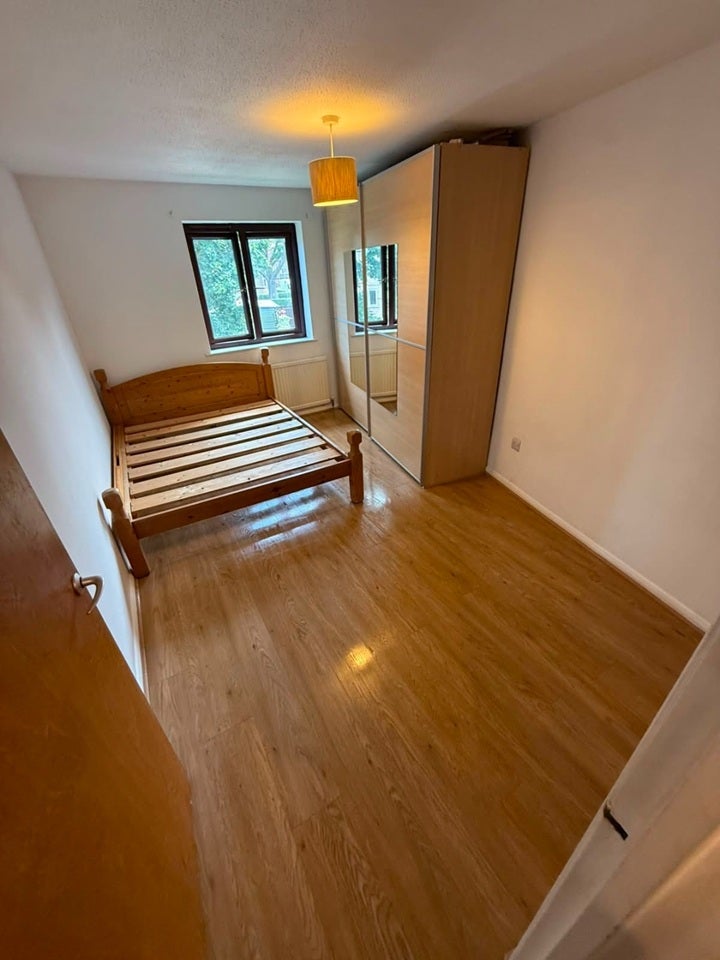 Flat Kilmarnock Gardens in Greater London
