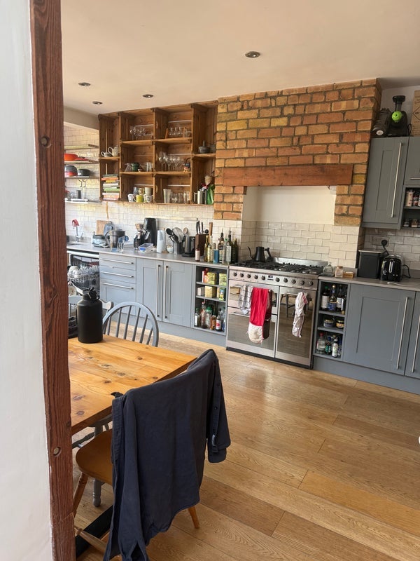 Room Longmead Avenue in Bristol