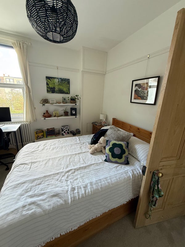 Room Longmead Avenue in Bristol