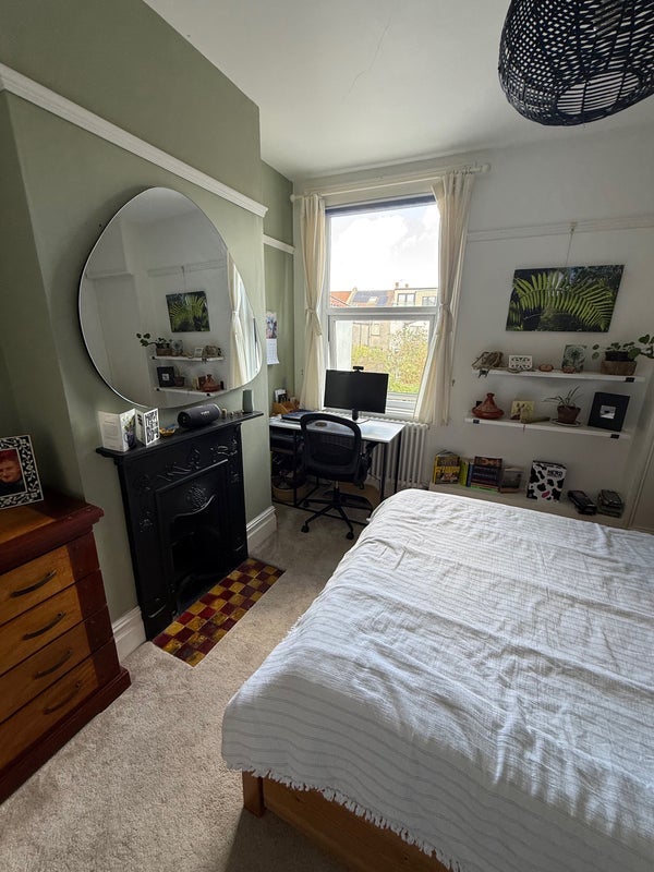 Room Longmead Avenue in Bristol
