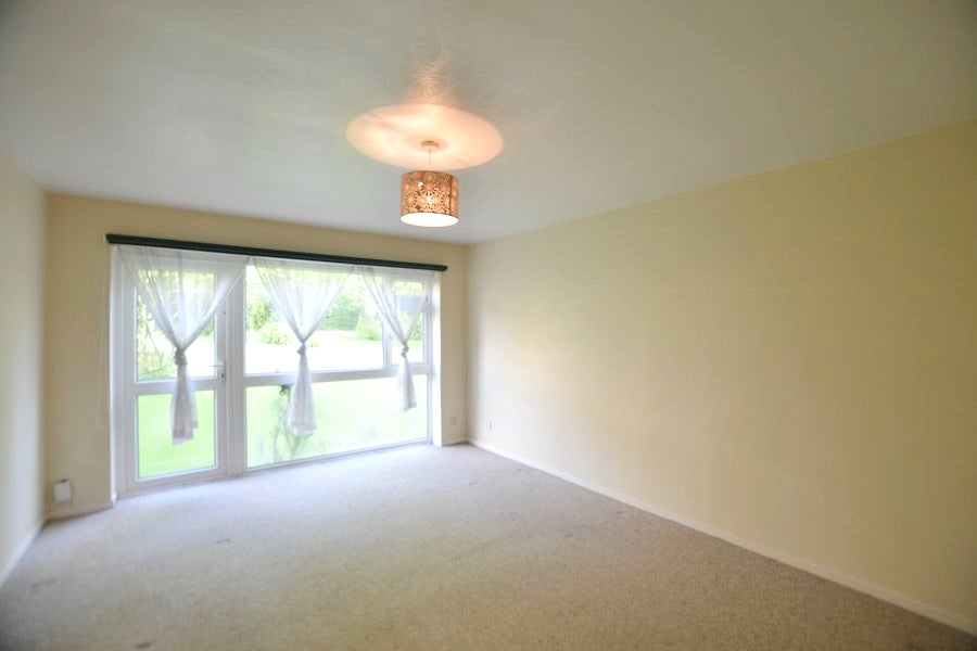 Flat The Cloisters in Camberley