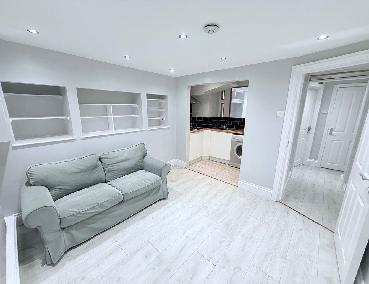 Flat Cann Hall Road in Greater London