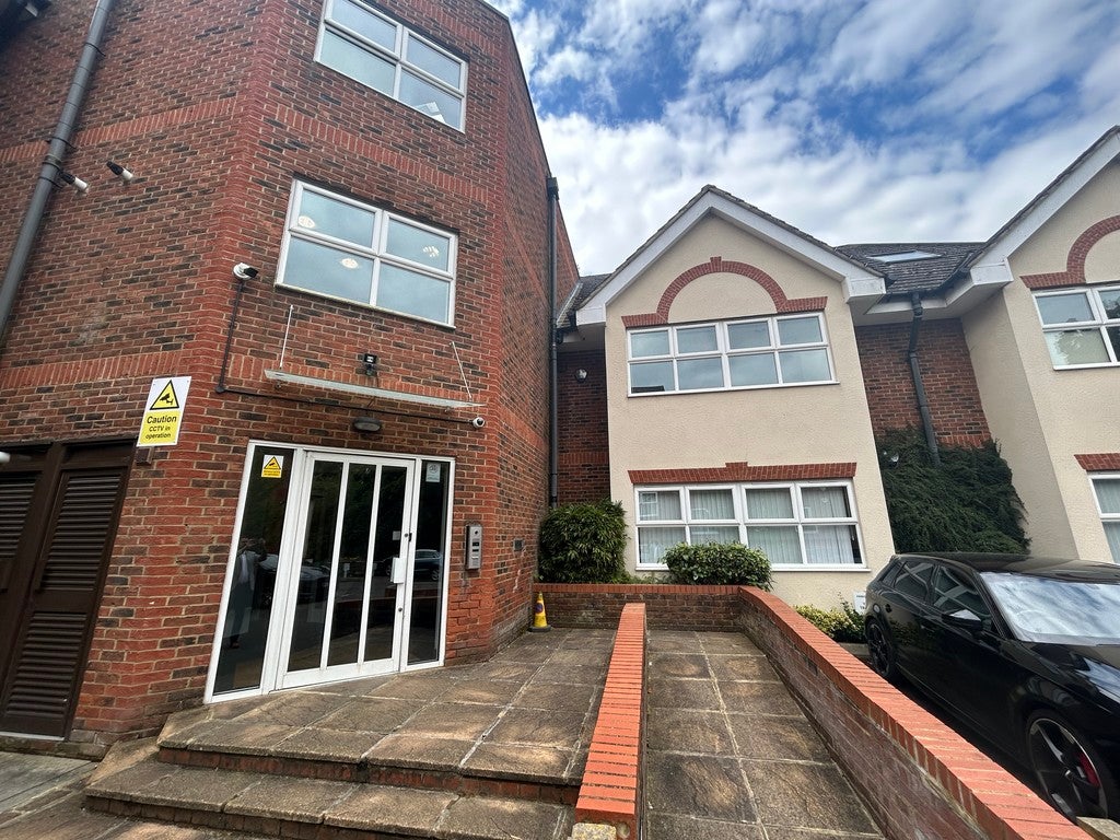 Room Moon Lane in Greater London