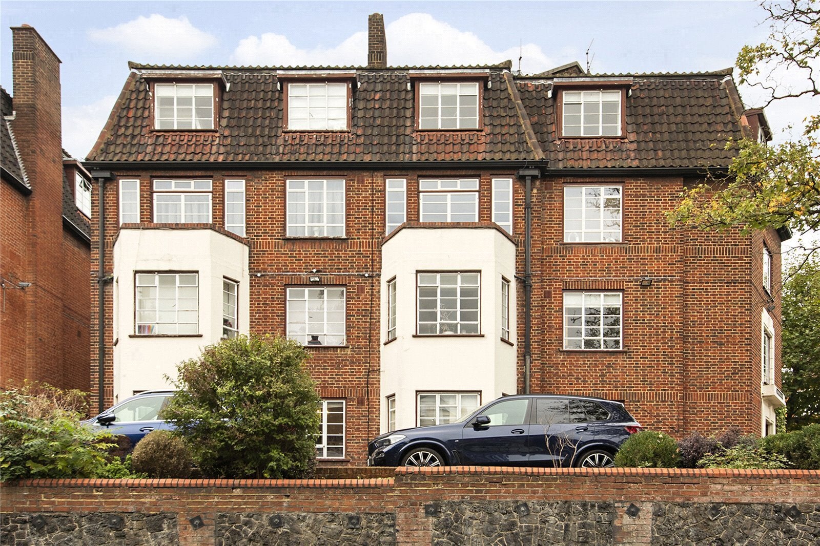 Flat Bracknell Gate in Greater London