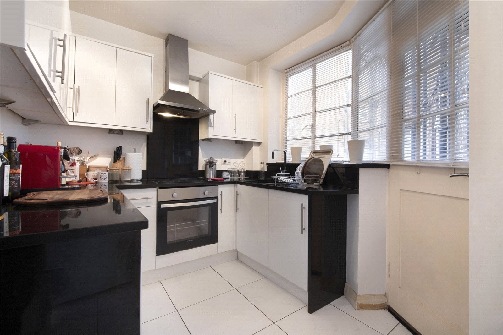 Flat Bracknell Gate in Greater London