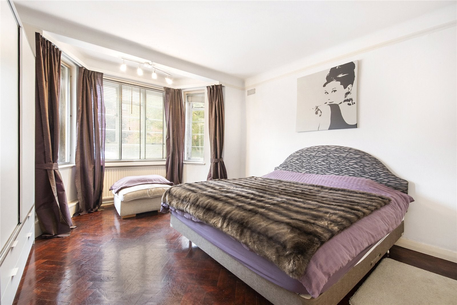 Flat Bracknell Gate in Greater London