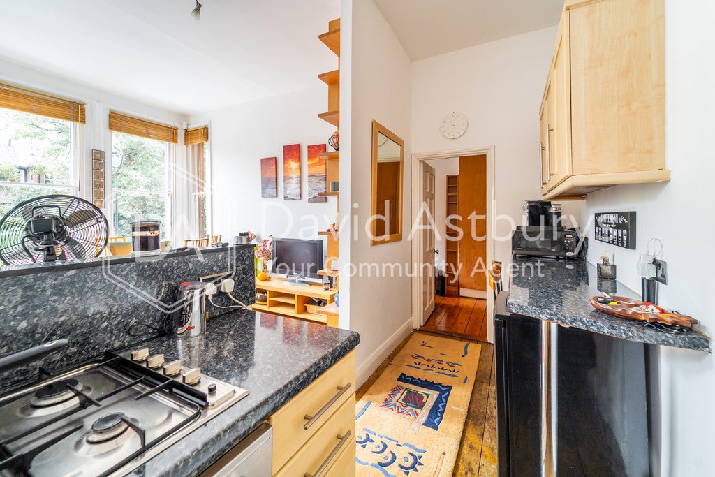 Flat Hurst Avenue in Greater London