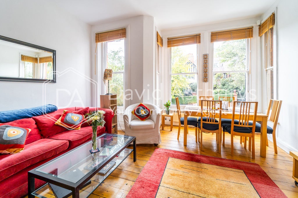 Flat Hurst Avenue in Greater London