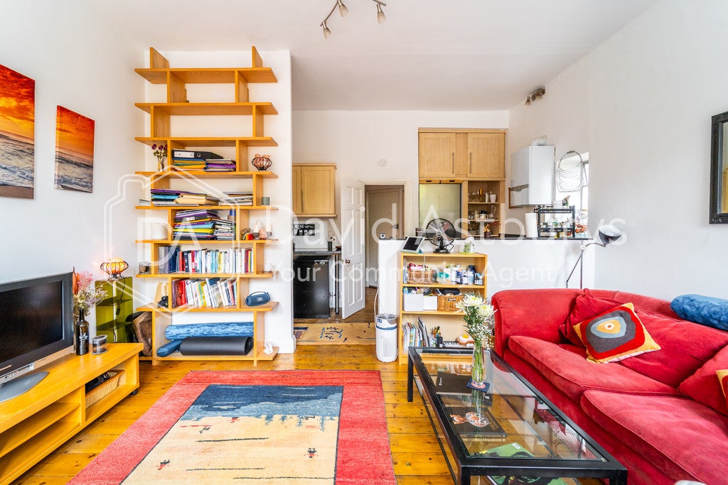 Flat Hurst Avenue in Greater London