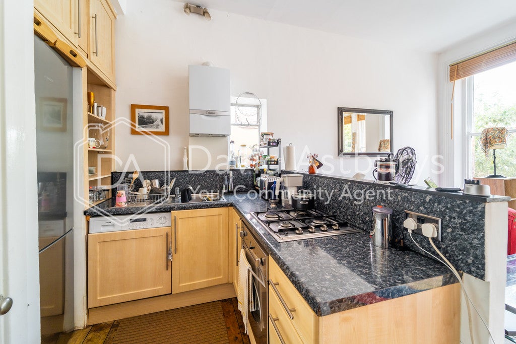 Flat Hurst Avenue in Greater London