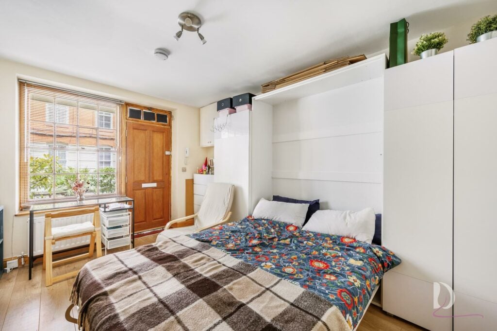 Flat Crown Court in City of Westminster