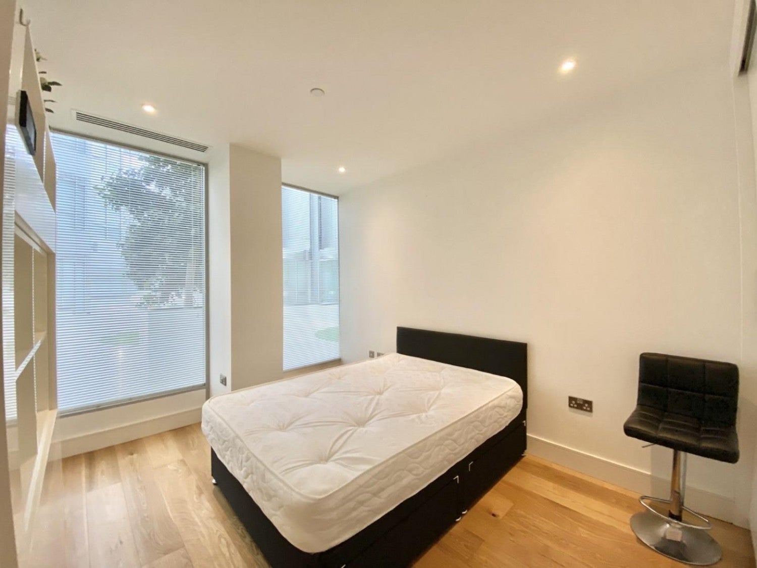 Flat Staines Road in Greater London
