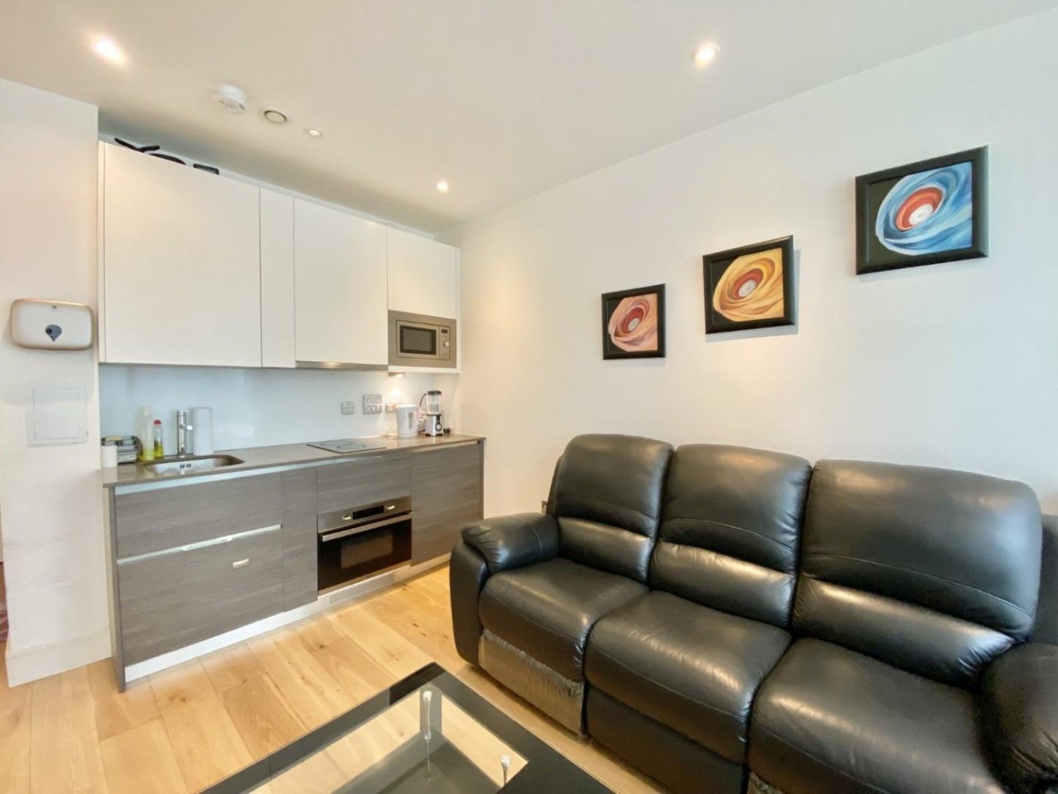 Flat Staines Road in Greater London